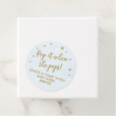 Pop it lorsqu'elle lance des étiquettes de faveur, (En situation)