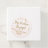 POP IT quand elle met des étiquettes mini bouteill (En situation)