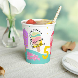 Pop op over verjaardagspartij document koppen papieren bekers