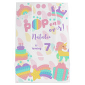 Pop voorbij! Pastel pop het verjaardagskind Medium Cadeauzakje (Achterkant)