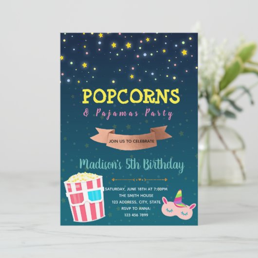 Popcorn- en pyjama-uitnodiging kaart (Staand voorkant)