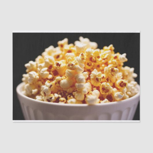 Popcorn op een zwarte achtergrond tissuepapier (Voorkant)