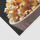 Popcorn op een zwarte achtergrond tissuepapier (Detail)