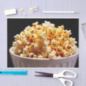 Popcorn op een zwarte achtergrond tissuepapier (Craft)
