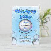 Popping Bubbles Blauwe Uitnodiging (Staand voorkant)