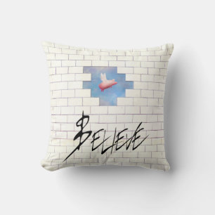 porc de croire-vol par le coussin de mur