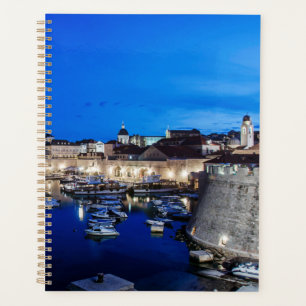 Port et murs de Dubrovnik illuminés la nuit
