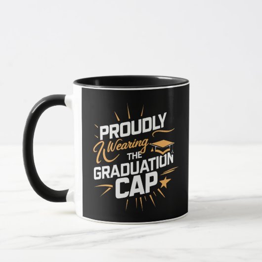 Portant fièrement la casquette de graduation, mug  (Gauche)