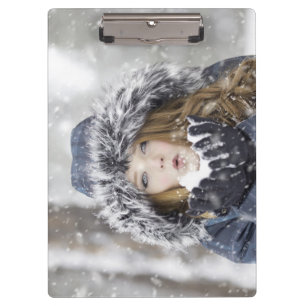 Porte-bloc Belle fille en manteau d'hiver avec neige