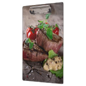 Porte-bloc Biftecks grillés de BBQ avec les herbes et les (Gauche)