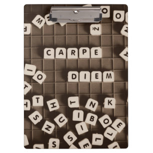 PORTE-BLOC LETTRE CARPÉ DIEM CARACTÉRISÉ