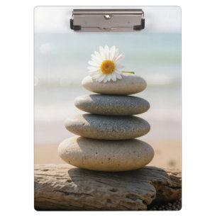 Porte-bloc Pâquerette sur un cairn de plage en pierre avec du