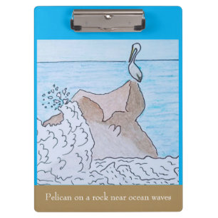 Porte-bloc Pélican sur un rocher près des vagues de l'océan