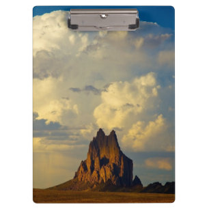 Porte-bloc Shiprock contre le cumulo-nimbus