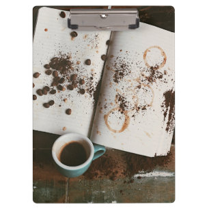 Porte-bloc Un café chaud avec du livre de poche et des harico