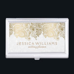 Porte-cartes De Visite Elégante dentelle blanche et or Paisley<br><div class="desc">Elégant blanc et or tons vintage floral paisley dentelle, modèle de carte de visite wedding planner personnalisable. Brochure d'entreprise, plaque de nom, classeur, en-tête, stylos personnalisés, post-it note, carnet et beaucoup d'autres produits. Demandez tout produit offert par zazzle avec ce design et dans n'importe quelle combinaison de couleurs. Si vous...</div>