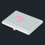 Porte-cartes De Visite Flamant rose rose de monogramme   Quatrefoil<br><div class="desc">Un cadeau comportant une illustration d'un flamant rose au-dessus d'un arrière - plan en bon état de quatrefoil.  Personnalisez avec votre monogramme à l'intérieur de cercle sur le corps du flamant.</div>
