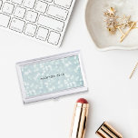 Porte-cartes De Visite Ice Blue Bokeh Personnalisé<br><div class="desc">Elégant coque carte de visite dispose d'un arrière - plan de lumières bokeh dans les tons bleu glace et pastel pâle aqua,  avec votre nom,  monogramme ou nom de société dans le centre.</div>