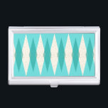 Porte-cartes De Visite Jacquard moderne du milieu du siècle Détenteur de<br><div class="desc">Ce détenteur de carte de visite Jacquard moderne du milieu du siècle présente un arrière - plan dynamique et turquoise ainsi qu'un motif de diamants turquoises transparents et mod, superposant des diamants vintages de couleur crème avec des mouchoirs d'âge spatial de couleur or. Ce Jacquard minimaliste d'inspiration et déconstruit est...</div>