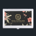 Porte-cartes De Visite Logo de la boîte à Glam Monogramme Vintage Floral<br><div class="desc">Coordonné avec le logo de la boîte de Glam Monogram Vintage Floral Designer Business Card Modèle d'ici 12 h 01. Votre initiale est élégamment affichée dans ce cadre en or métallique pour une esthétique glamour sur ce porte-carte de visite personnalisé. Placez-vous sur un arrière - plan noir avec un motif...</div>