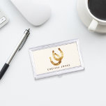 Porte-cartes De Visite Lucky Horseshoes Personnalisé<br><div class="desc">Le design comporte deux fer à cheval d'aquarelle doré et votre nom ou choix de texte. Parfait pour les entraîneurs de chevaux,  les instructeurs d'équitation,  les propriétaires stables et d'autres occupations équestres! Cartes de visite et accessoires correspondants sont disponibles dans notre boutique.</div>