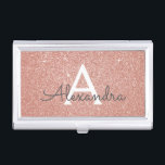 Porte-cartes De Visite Parties scintillant rose Rose or et Monogramme éti<br><div class="desc">Pink Rose Gold Faux Parties scintillant et Sparkle Elegant Monogram Titulaire de carte d'affaires pour professionnels de la beauté tels que soins de la peau, micro-blading, Eyelash Extensions, cheveux ou maquillage Beauty Salon Manager ou Employé. Ce détenteur de carte de visite peut être customisé pour inclure votre nom initial et...</div>