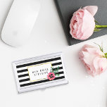 Porte-cartes De Visite Titulaire de carte d'affaires Florale noire et ros<br><div class="desc">Ce porte-cartes de visite élégant et féminin présente des rayures noires et blanches chic avec une jolie fleur de couleur aquarelle et des accents faux or. Customisez avec un monogramme,  un nom ou un texte de votre choix ! Cartes de visite et accessoires correspondants disponibles dans notre boutique.</div>