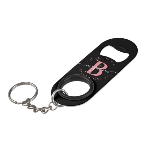 Porte-clé Décapsuleur Fille tendance rose noir de nom Script Monogramme (Devant Angle)