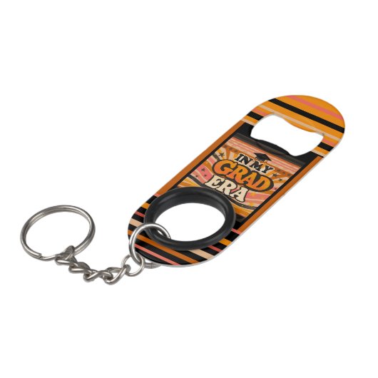 Porte-clé Décapsuleur Funny Grad Era Personnalisé Initiales Monogramme (Devant Angle)