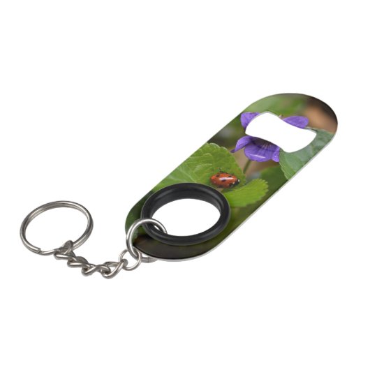 Porte-clé Décapsuleur Ladybug sur les fleurs de violet doux (Devant Angle)