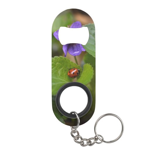 Porte-clé Décapsuleur Ladybug sur les fleurs de violet doux (Dos)