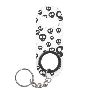 Porte-clé Décapsuleur Motif avec les crânes noirs sur le blanc