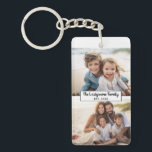 Porte-clés 2 Photo Collage Nom de famille - Photos horizontal<br><div class="desc">Utilisez jusqu'à deux photos horizontales ou selfies pour créer un cadeau unique et personnel. Si vous avez besoin d'ajuster les images,  cliquez sur l'outil personnaliser pour apporter des modifications.</div>