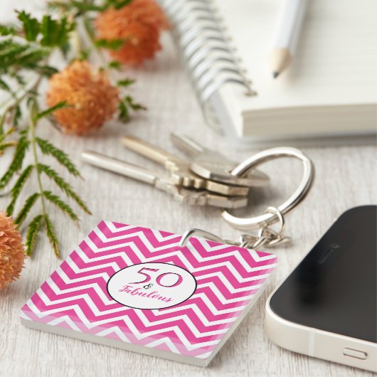 Porte-clés 50 et fabuleux 50e anniversaire Pink Chevron Motif (Devant Droit)