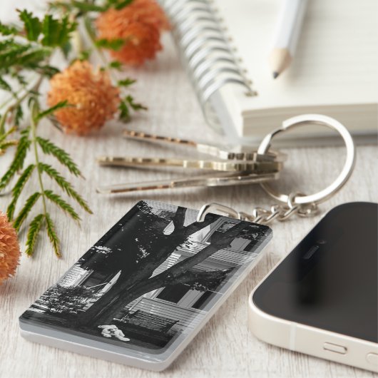 Porte-clés Abandoned Stuffed Teddy Bear Under Tree (Devant droit)