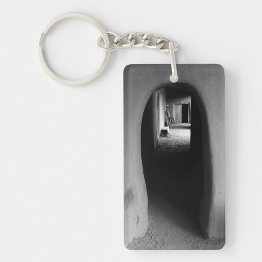 Porte-clés Adobe Passageway : photo en noir et blanc (Devant)