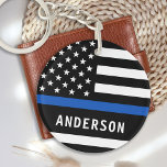 Porte-clés Agent de police Nom personnalisé Ligne bleue mince<br><div class="desc">Porte - clé personnalisé Ligne Bleue Mince - Drapeau américain dans les couleurs Police Drapeau, design moderne noir bleu. Personnalisez avec le nom de l'officier ou du ministère. Ce porte - clé de police personnalisé est parfait pour les services de police, ou comme gardien de mémorial. DROIT D'AUTEUR © 2020...</div>