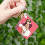 Porte-clés Amour vintage et romance, Nouveaux mariés en rose<br><div class="desc">Illustration vintage design d'amour et de romance avec un joyeux couple marié se serrant dans ses bras et se bousculant. Elle est sur le point de chuchoter un secret à son amour.</div>
