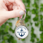 Porte-clés Ancre du nom du capitaine et du bateau de la marin<br><div class="desc">Le design de porte - clé nautique rond est simple et élégant,  de style marin bleu et blanc côtier,  avec un accent d'ancre de bateau. Personnalisez le texte personnalisé avec le nom du propriétaire du bateau et du bateau / capitaine,  l'emplacement,  ou d'autres termes préférés.</div>