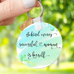 Porte-clés Aquarelle bleue Quote de femme avec succès Typogra<br><div class="desc">"Derrière chaque femme prospère se trouve elle-même." Alors qui a besoin du Prince Charming ? Faites votre propre "heureux toujours après" et embrassez "girl power" chaque fois que vous utilisez ce porte - clé acrylique féministe inspiré et coloré avec une typographie manuscrite noire sucrée superposant une aquarelle bleu turquoise vert...</div>