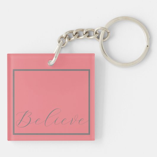 Porte-clés arrière - plan rose de script gris 'Believe' (Dos)