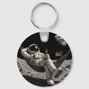 Porte-clés Astronaute se détendant avec de la bière sur la Lu