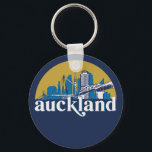 Porte-clés Auckland New Zealand Vintage City Skyline<br><div class="desc">Design urbain vintage et rétro avec une belle skyline, attraction touristique et art urbain. gratte-ciel Cool et silhouette de construction merchandises pour touristes et voyageurs. Parfait comme souvenir à rapporter lors d'un voyage dans le monde. Enregistrez la mémoire de votre voyage et de vos vacances en famille et entre amis....</div>