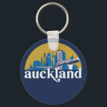 Porte-clés Auckland New Zealand Vintage City Skyline<br><div class="desc">Design urbain vintage et rétro avec une belle skyline, attraction touristique et art urbain. gratte-ciel Cool et silhouette de construction merchandises pour touristes et voyageurs. Parfait comme souvenir à rapporter lors d'un voyage dans le monde. Enregistrez la mémoire de votre voyage et de vos vacances en famille et entre amis....</div>