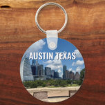 Porte-clés Austin Texas City Skyline Photographie<br><div class="desc">Ce porte - clé d'Austin Texas moderne dispose d'un ciel bleu magnifique et de nuages au-dessus de la ligne d'horizon de la ville. Tous les nouveaux bâtiments contre les beaux arbres verts qui incarnent la beauté du centre-ville urbain et la nature des lieux. Un cadeau de séjour idéal pour un...</div>