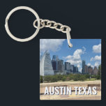 Porte-clés Austin Texas Downtown Buildings Photographie<br><div class="desc">Ce porte - clé souvenir moderne d'Austin Texas présente un ciel bleu magnifique et des nuages au-dessus de la ligne d'horizon de la ville. Tous les nouveaux bâtiments contre les beaux arbres verts qui incarnent la beauté du centre-ville urbain et la nature des lieux. Un cadeau de séjour idéal pour...</div>