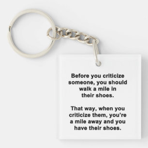 Porte-clés Avant de critiquer