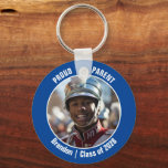 Porte-clés Bande Bleue Marche Photo Fier Parent<br><div class="desc">Ce cool customisé lycée marching band photo porte - clé présente la typographie blanche de votre équipe et le nom du joueur sur un arrière - plan bleu. Personnalisez avec la photo de votre élève et l'année de classe comme un parent fier. Un père et une mère peuvent porter ces...</div>