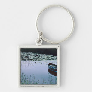 Porte-clés Bateau à rames sur un petit lac entouré d'eau