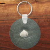 Porte-clés Beau coquillage dans le sable : Un souvenir salé (Recto)